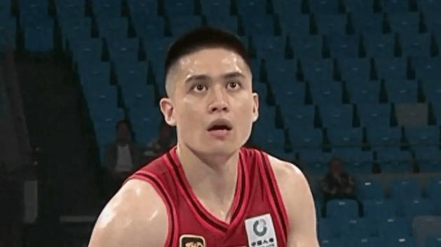 决裂时刻！方硕与主帅公开对峙，替补席险些罢赛，CBA名记：没救了