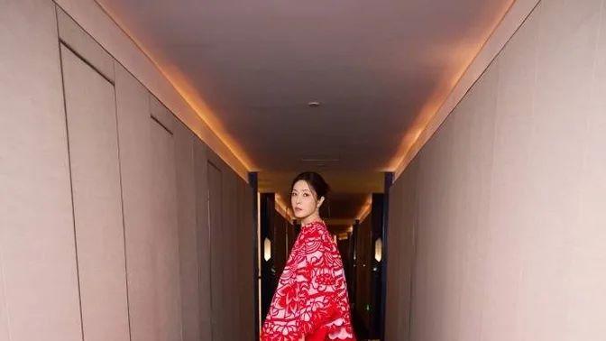 曾黎健身服下的身材，对镜自拍、精气神满满，这状态着实令人羡慕