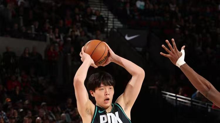 西部排名乱了：湖人连胜冲第二，勇士跌第八，快船独行侠难了