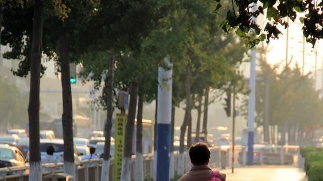 奶奶圈中的“假带娃”：看似在帮忙，其实完全没有参与