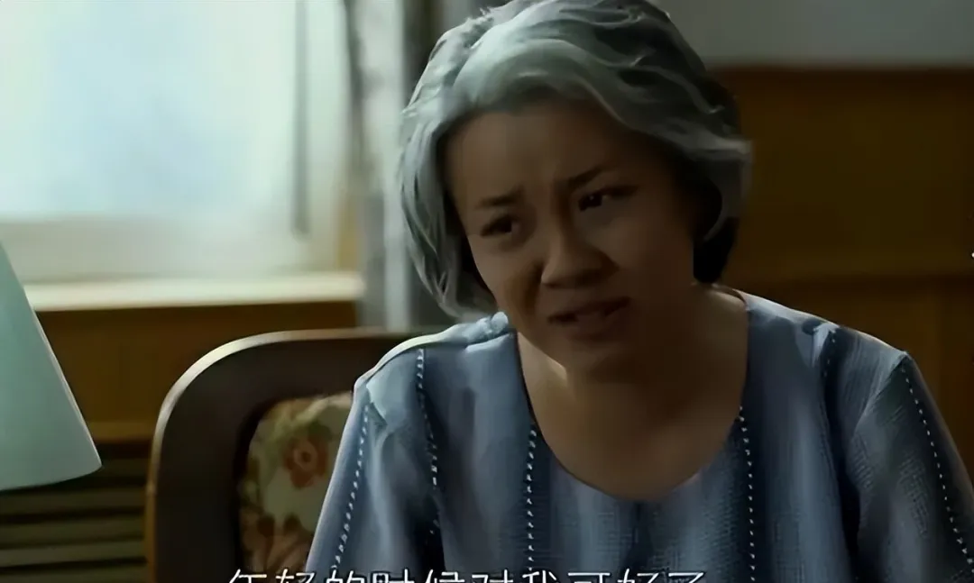 《父母爱情》：满头白发的江德华被接回江家，看似是美好的大团圆，却将人性的丑陋展示得淋漓尽致