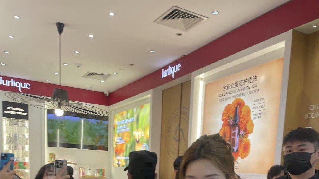 孙一宁线下活动路透？？ 有人觉得她跟直播不太像，大家觉得呢？