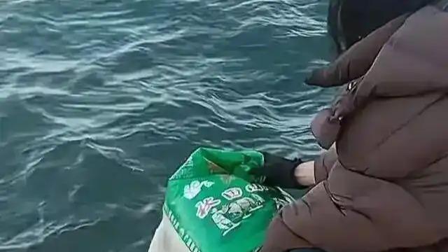 放生大米矿泉水？这届“善男信女”有点虔诚，还有一点邪门！