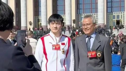 国乒骄傲！樊振东解锁新身份，携王曼昱进全国前三，享受无限荣光