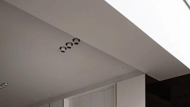 厨房吊柜怎么做怎么撞头？还是西方人机智，内陷进去收纳一点不少