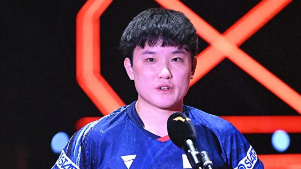 张本智和最新采访引爆争议，国乒球迷吐槽：终于不狂了