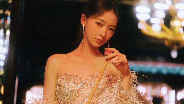 吴谨言惊艳复出，零修图少女感十足！于正爆料：17部剧排队等她挑