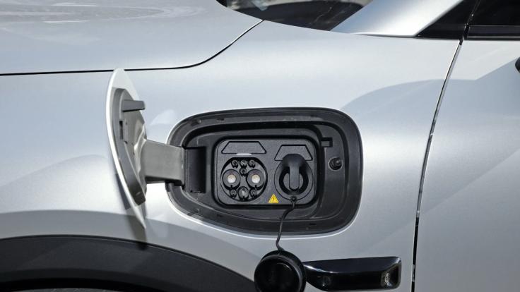 把对手“按地上摩擦”？长安新车9.99万配激光雷达，还有副驾腿托