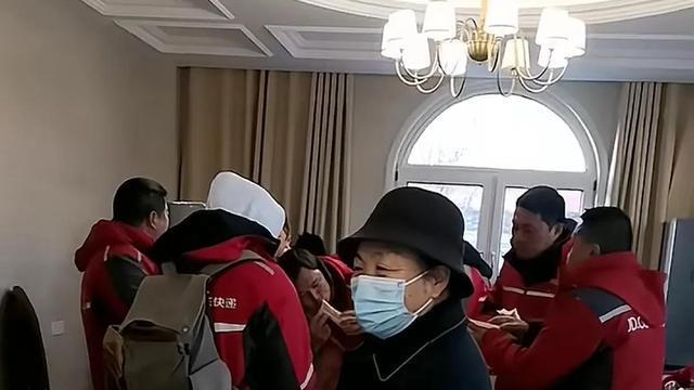 章泽天罕晒美照，手上戴四个戒指很抢眼！刘强东母亲对其赞不绝口