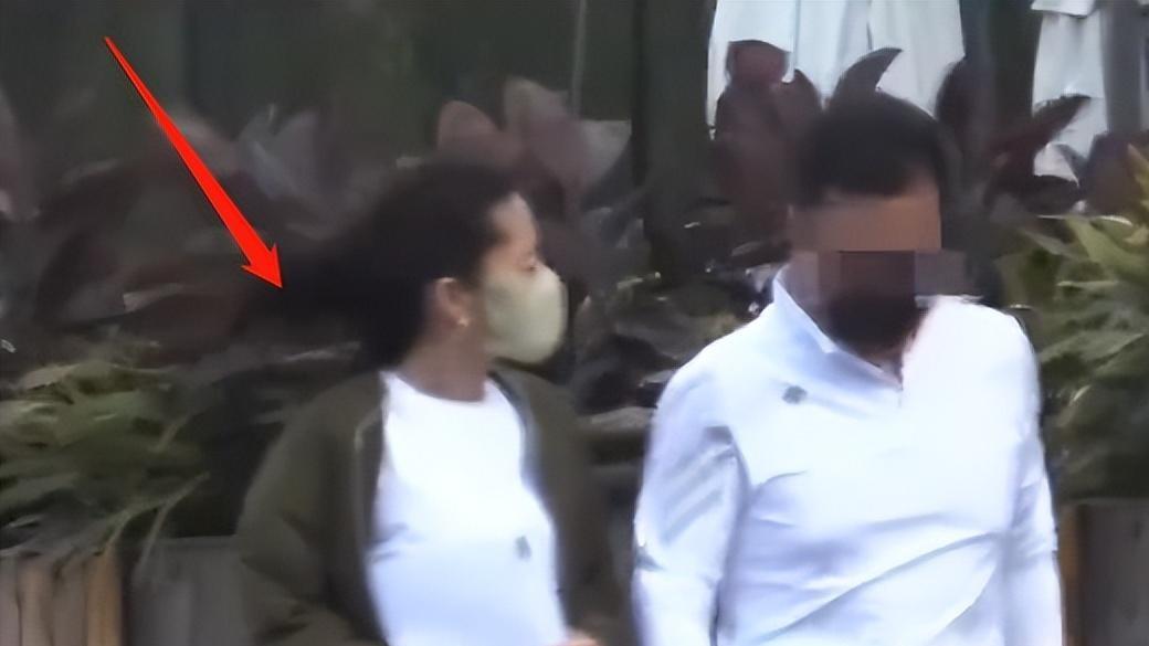 46岁刘敏涛车内激吻，这爱情，真香！