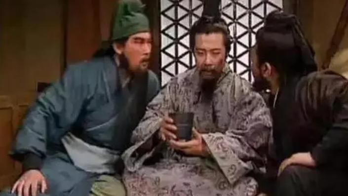 历史上的关二爷，真的是降汉不降曹吗？曹操为啥对关二爷那么好？
