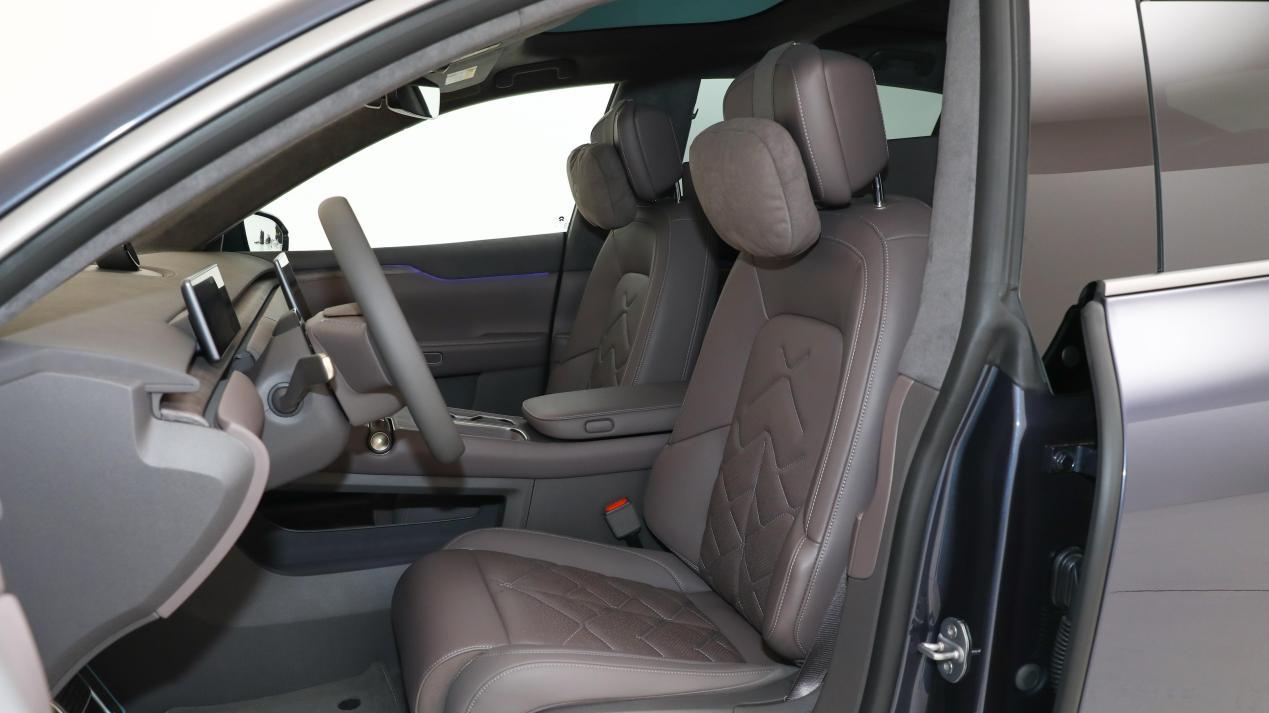 3.8秒破百，搭载双电机四驱+空气悬挂，蔚来ET7值得入手吗？