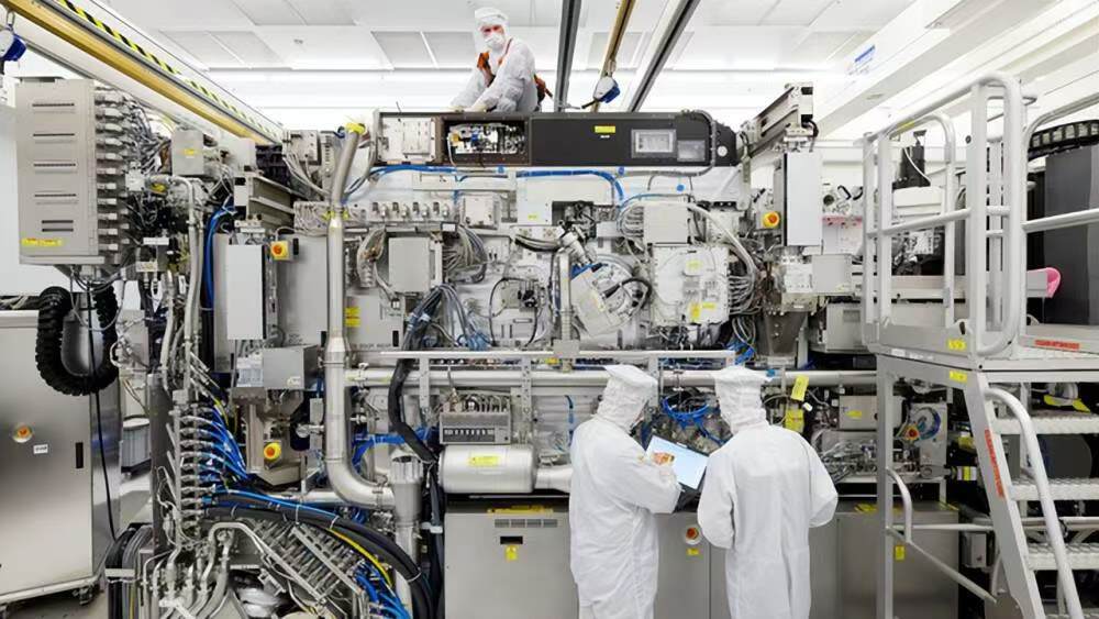 绕开美国封锁，荷兰靠旧机器赚钱，中国却已造出全自主干式光刻机