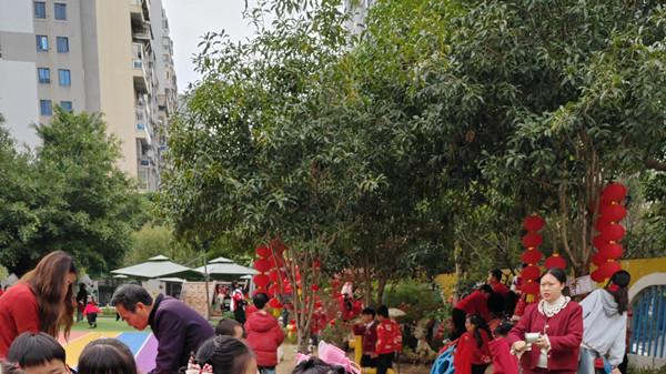 著名书画家徐岩走进福州市仓山区永南幼儿园 和孩子们共庆元旦佳节