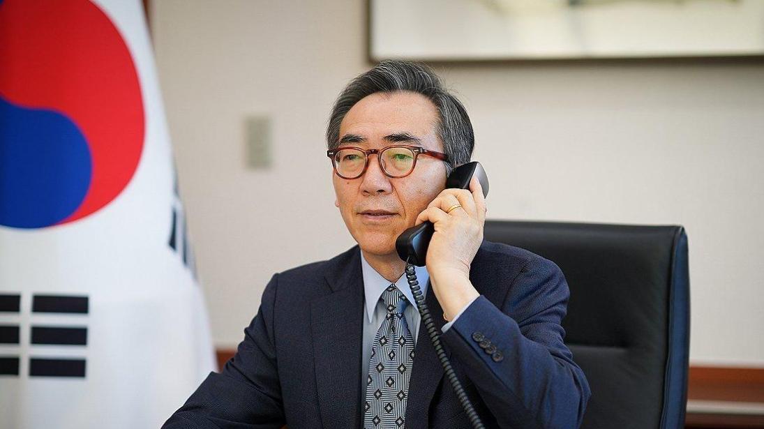 中日韩外长会议协调之际，美航母再度高调抵韩，想逼日韩就范？