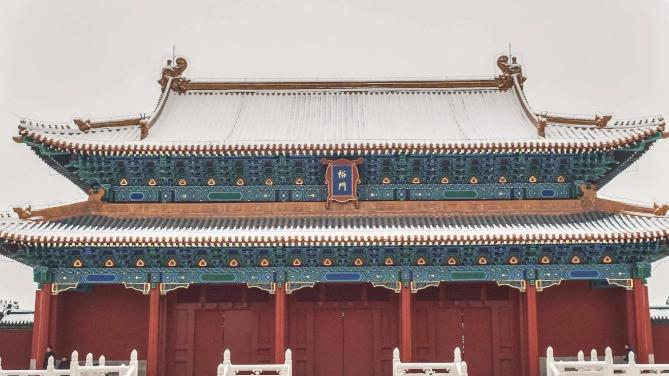 嘉靖帝出巡时伊敬王朱訏淳因不谙政治，依诏不越境恭迎险些被罚