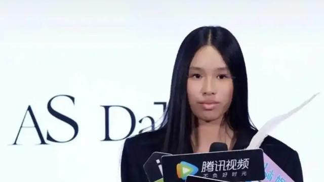 张庭15岁女儿走秀，台风稳健气场强大，小麦肤色很高级下巴像妈妈
