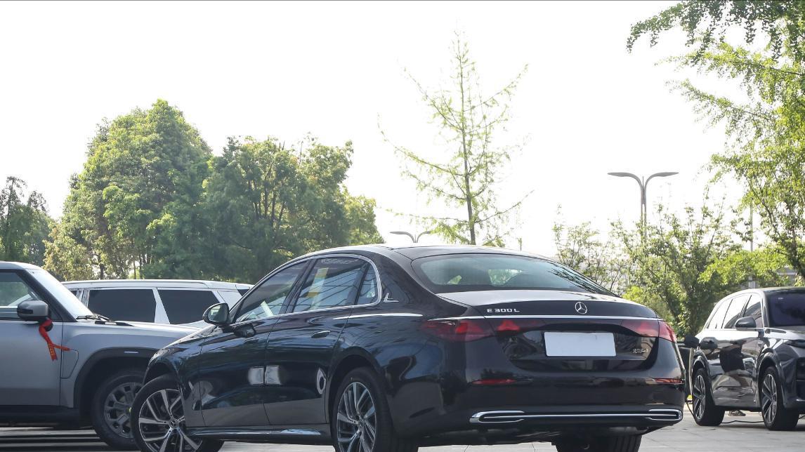 车长5092MM全系标配2.0T+9AT！4月销量又破万台！奔驰E级再创佳绩