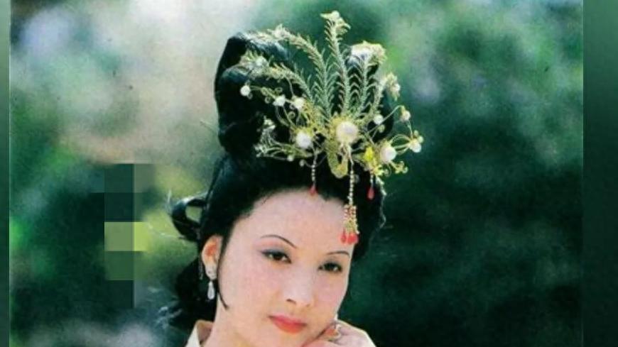 离婚39年后，身价过亿的前夫，谈及邓婕直怼：“活该，自找的！”