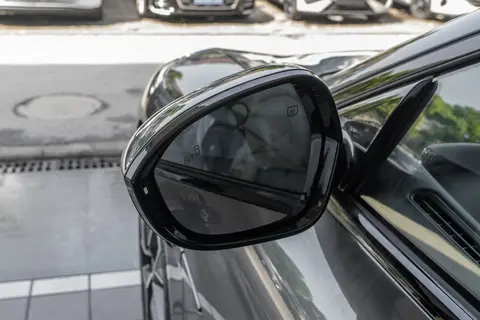 鸿蒙智行+零重力座椅，阿维塔06适合年轻人吗？