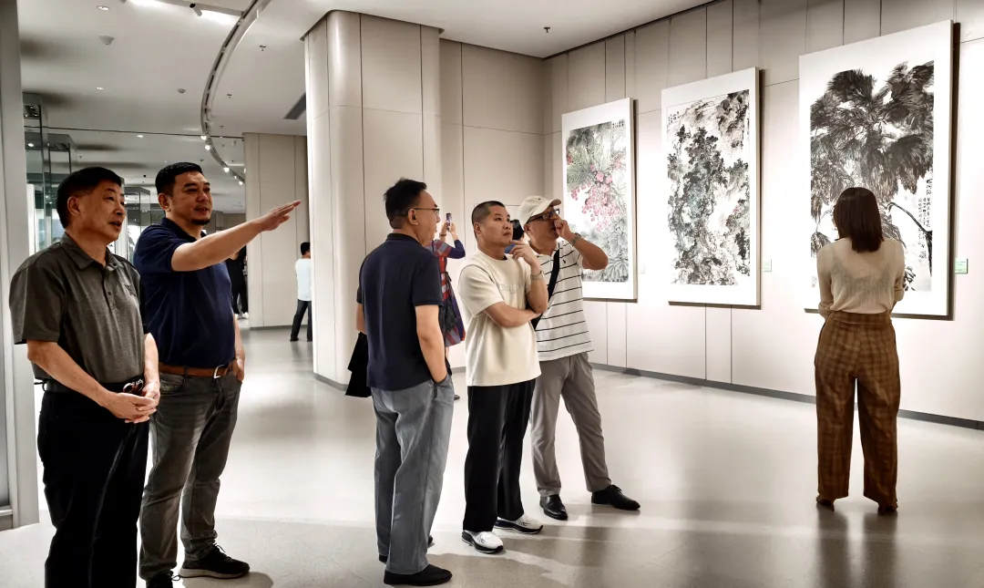 丹青润万州——七人中国画作品展在海口开幕，展现自贸港建设中的“美术担当”