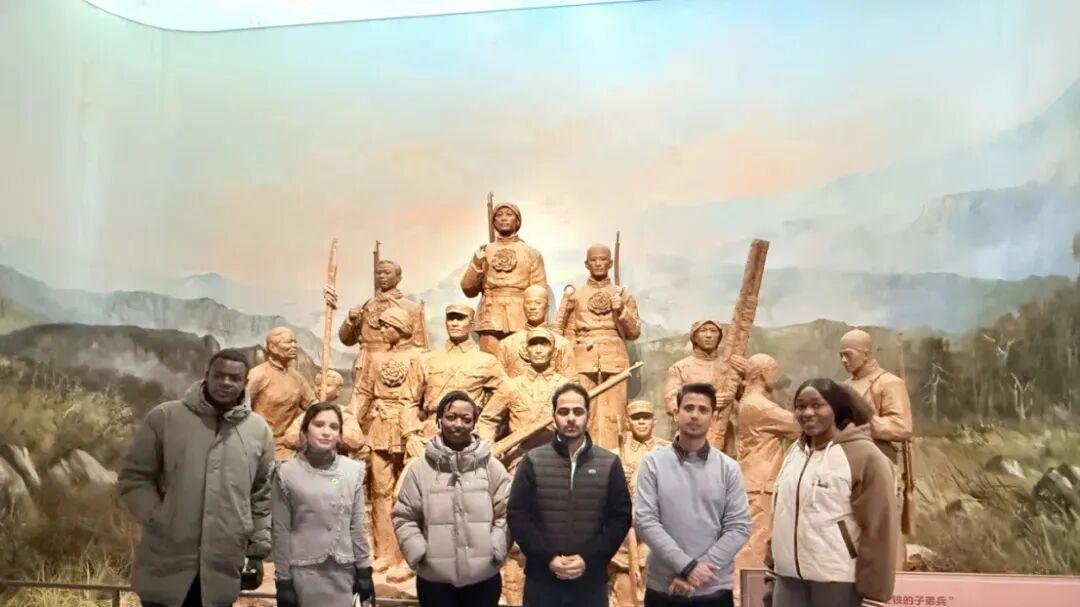 河北外国语学院外籍教师走进石家庄解放广场，共溯解放之路