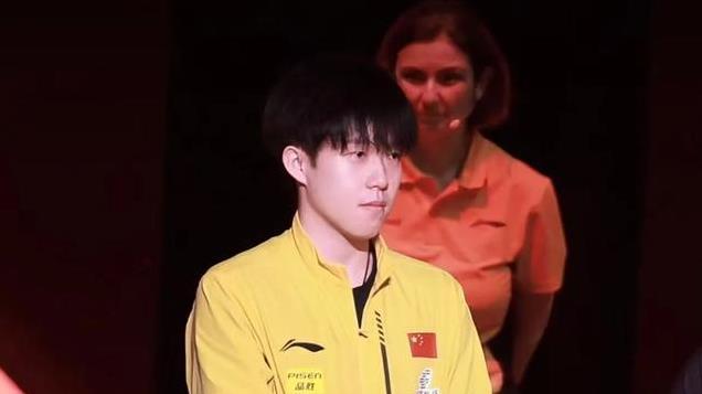 孙颖莎王楚钦王曼昱新队服亮相！猜猜这个背影是莎莎还是楚钦？