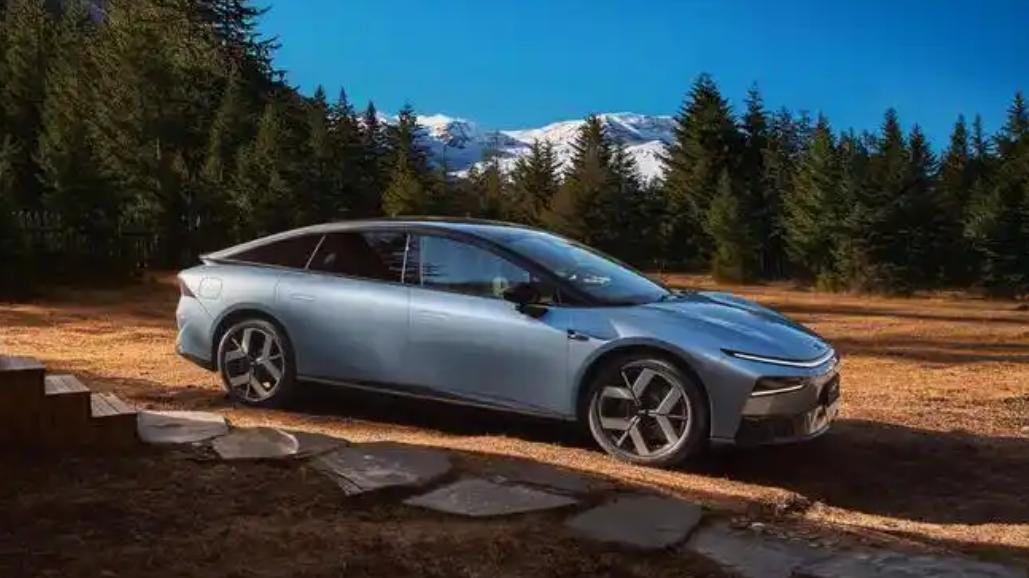 小鹏汽车发布2026款P7+，首次推出纯电与增程双版本