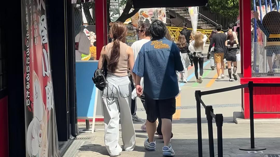 王思聪带女友日本度假，懒懒热得脱掉衬衫，腰宽腿粗像怀孕了