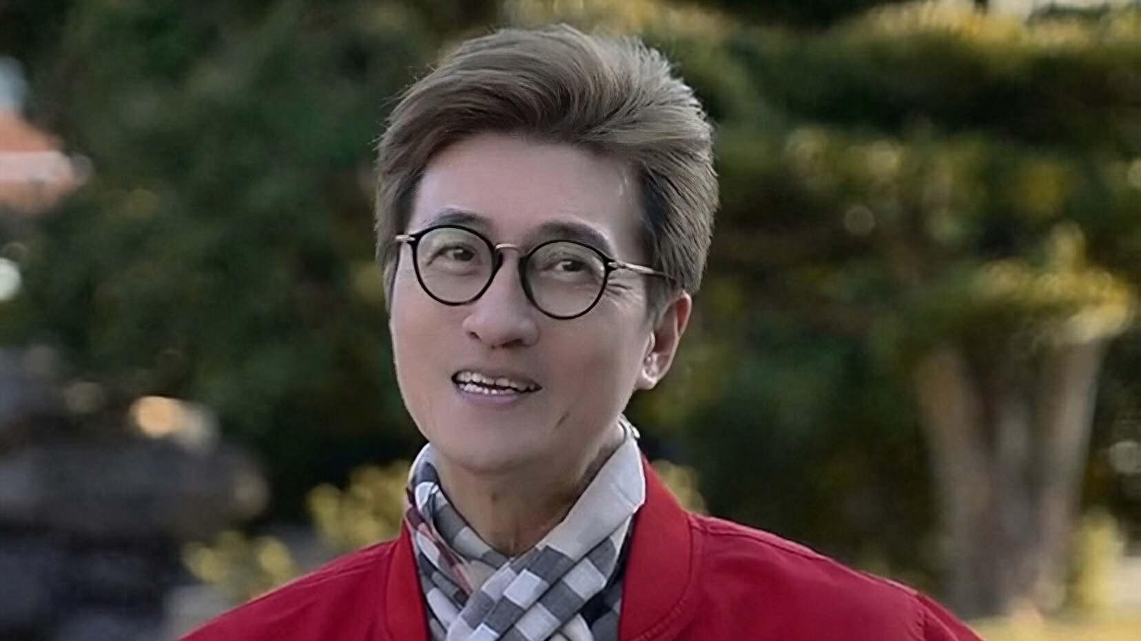 香港知名男星大病初愈，摆脱轮椅精神奕奕，染黄发现身好友生日会