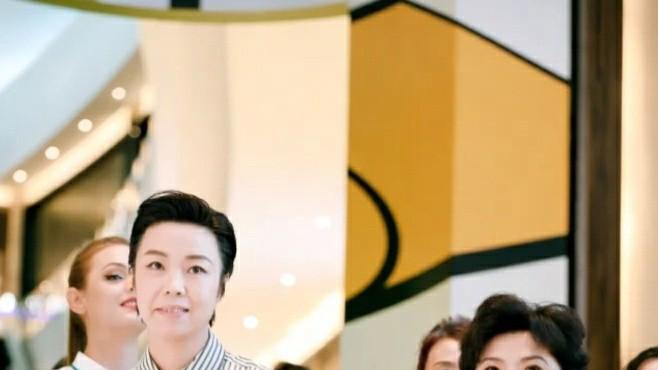 国乒两代大魔王罕见同框，张怡宁大背头造型抢镜，邓亚萍装扮优雅