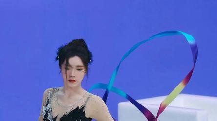 30岁戴燕妮运动会上演绝美体操！黑天鹅舞姿惊艳，台下竟体弱多病