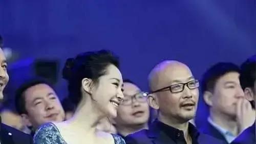 哎，明星也是人，也会遇到些尴尬事。想想看，公开场合那么多人，一不小心被碰到也很正