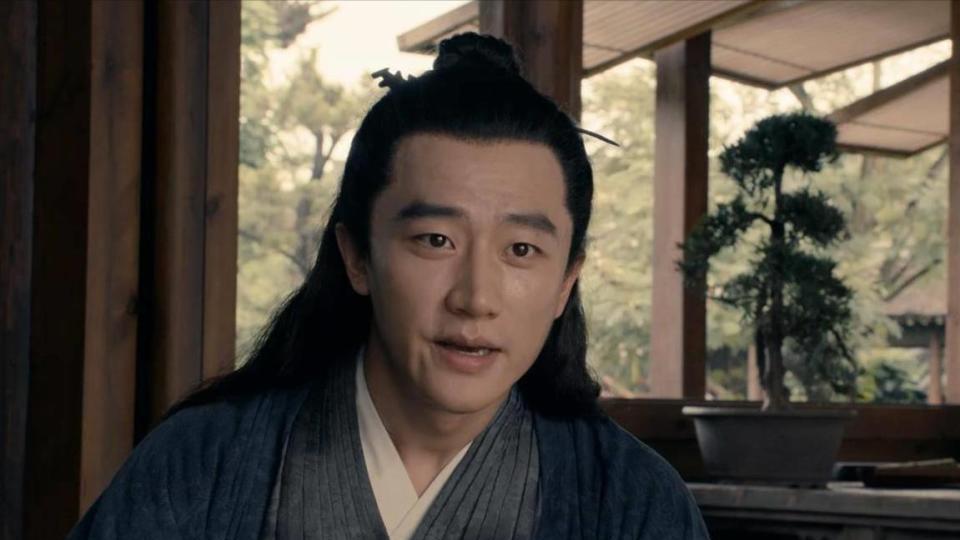 演了十几年倒霉蛋，黄轩终靠两个角色证明：好演员的春天来了