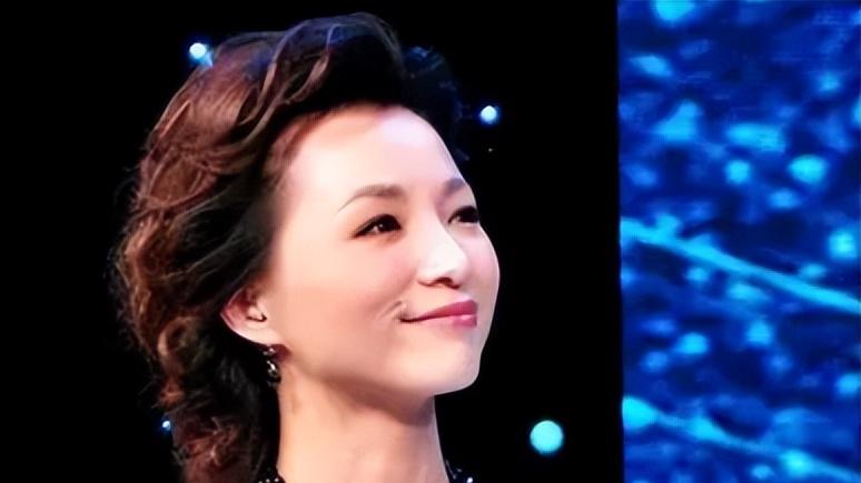 从"央视一姐"到"销声匿迹", 52岁董卿新消息传出，即将回归大屏幕