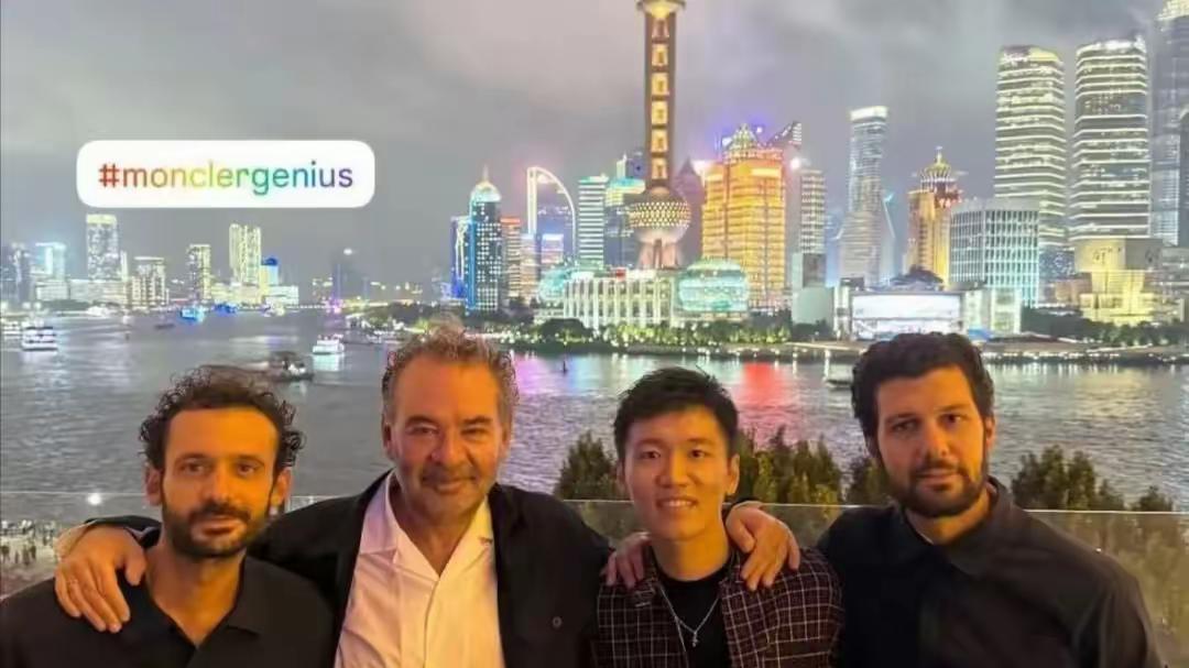 苏宁太子张康阳被偶遇，没做造型真实颜值曝光，穿2万元羽绒时髦