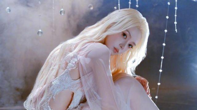 31岁陈瑶金发也太美了！粉白纱裙搭配金色长卷发，宛如人鱼公主