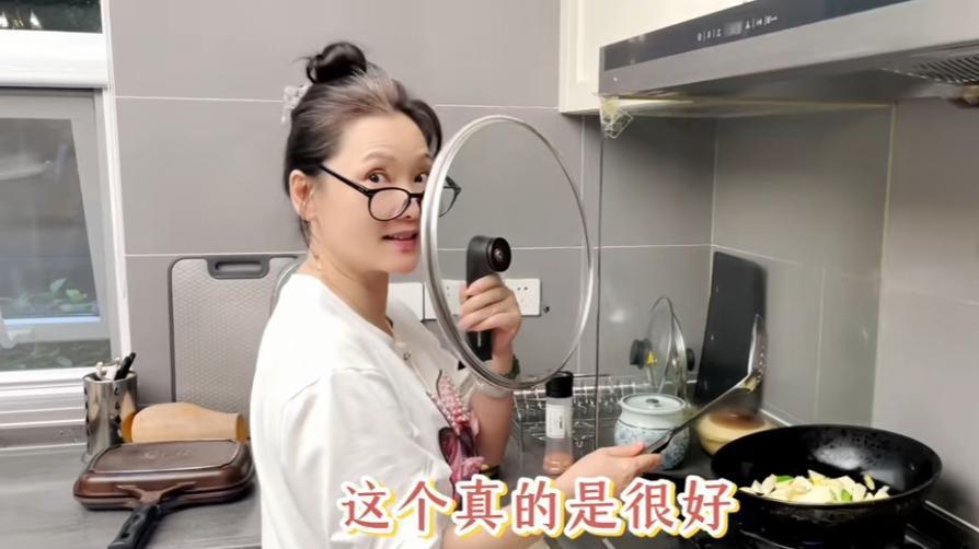 她因长相太美无人敢追，父亲为她余生不娶，61岁依旧美到动人心弦