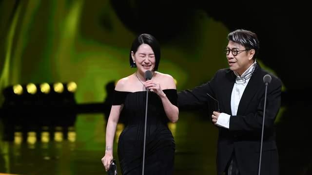 小S戴姐姐骨灰领奖，S妈含泪回应：她的奖项填了我心里的洞
