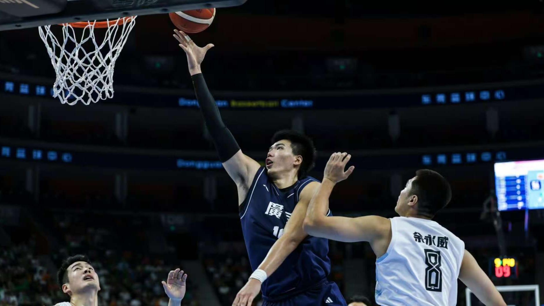 广东宏远篮板拉胯，粤迷怀念2米26中锋，如今他在龙狮豪取13板