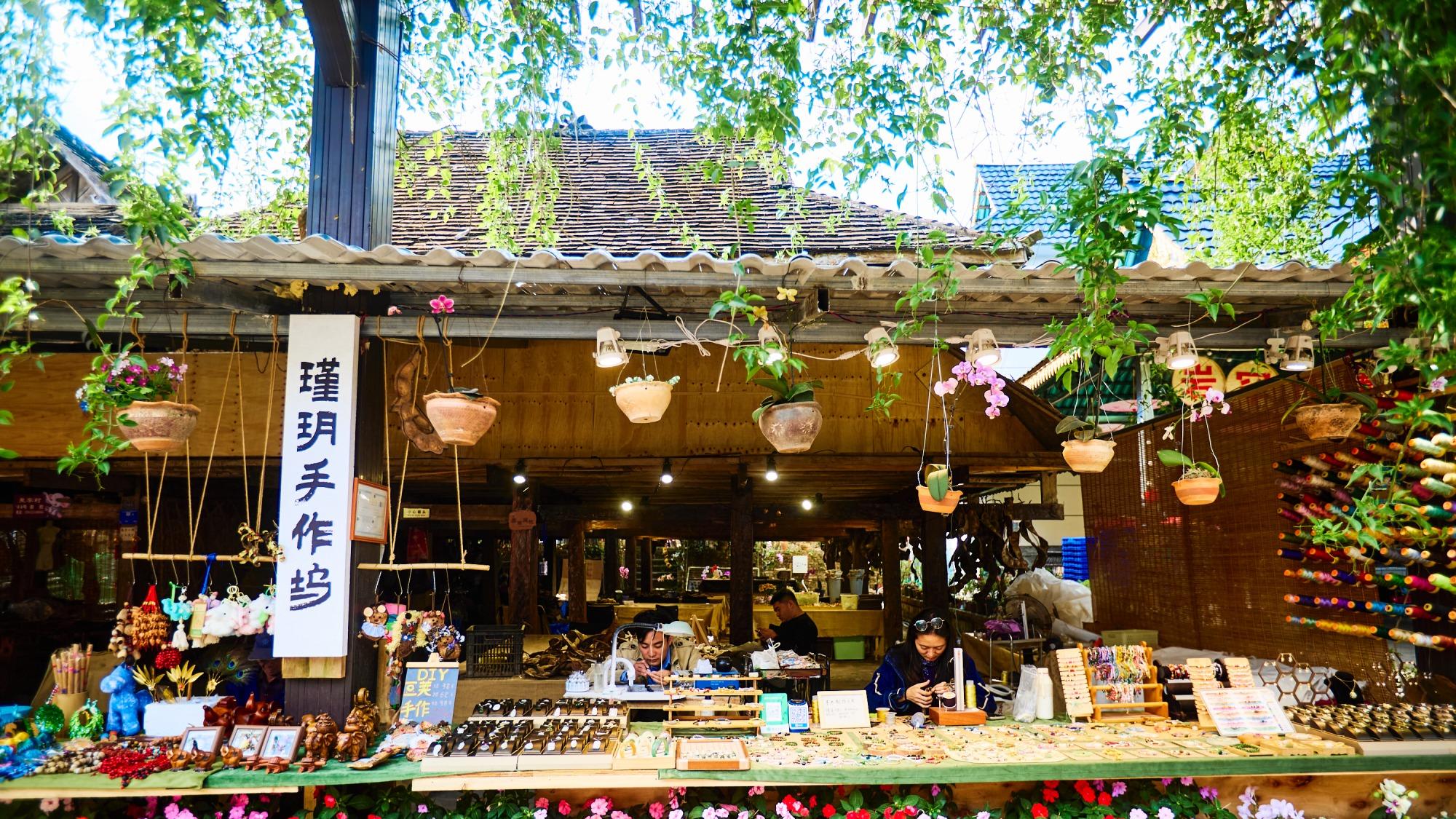 西双版纳曼掌村，一座活着的傣族古村，可以体验各种傣族非遗文化