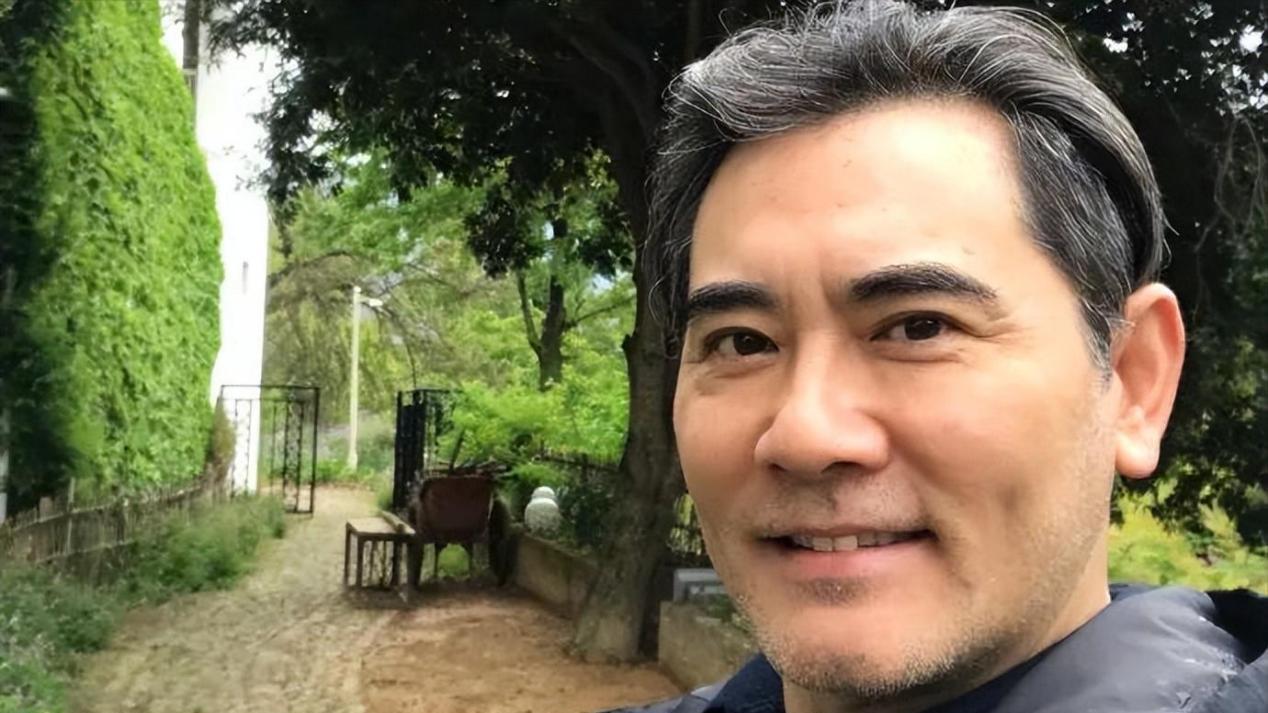 周迅、陈红对他一见倾心，一生未婚未育，如今63岁在乡下养猫种花