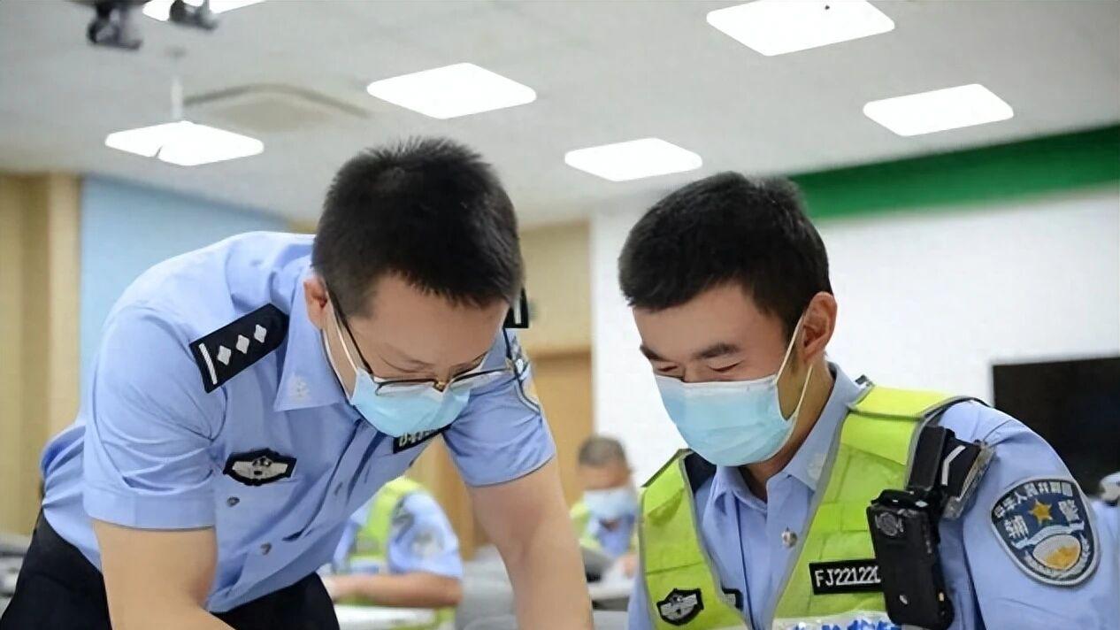 绵阳一名司机打球被辅警贴单，单位这样回复更合适