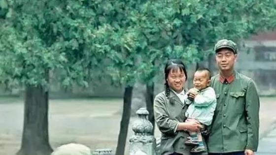 他1985年退伍，照顾患病妻子供养2个研究生，如今卖菜有人帮忙