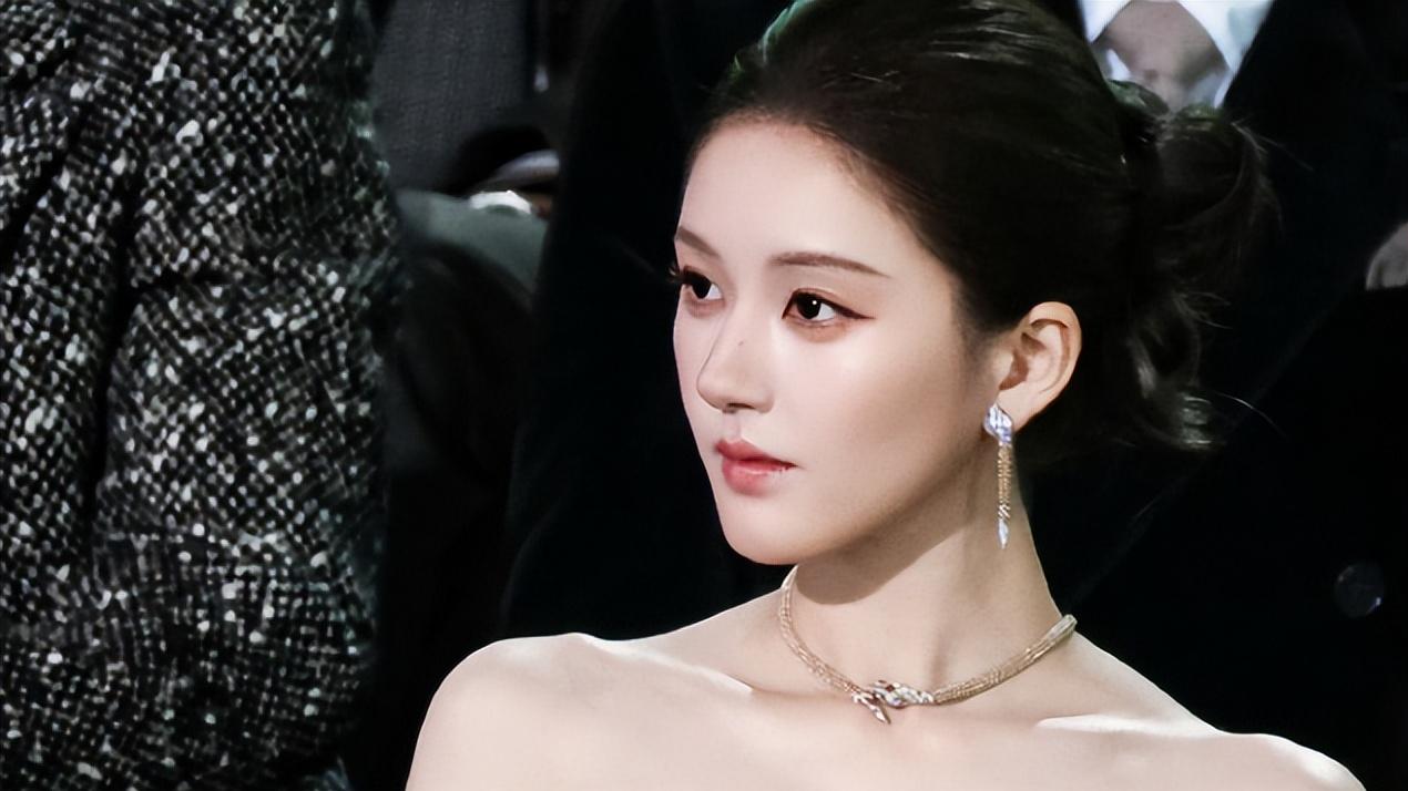 星光大赏红毯安排赵露思压轴，意味什么？第二套服装状态太好了