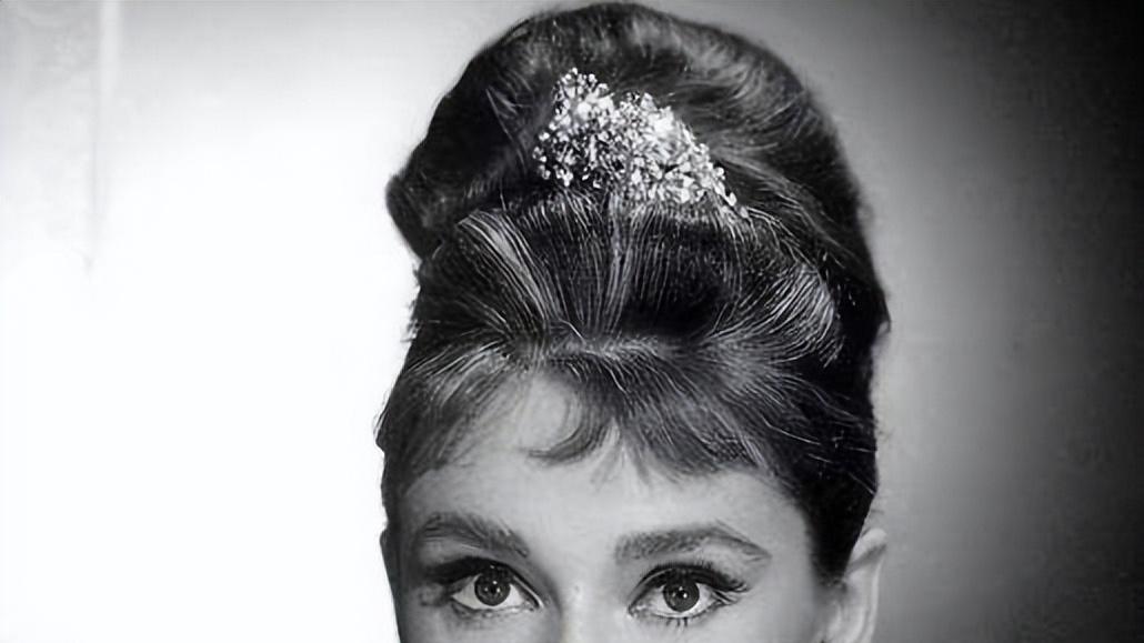 为什么40岁女人盘发，更显年轻气质？以下技巧学会，减龄时髦