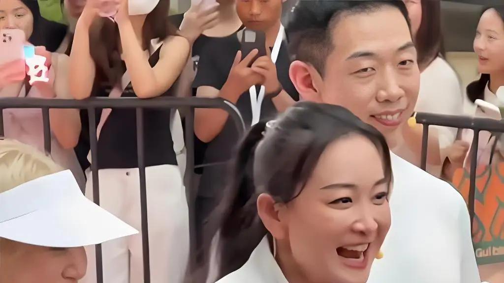 43岁贾玲出席上海户外活动，身材苗条瘦出新境界！
