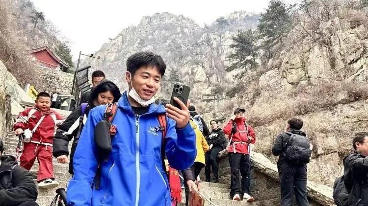 当孤独成为刚需：现代人为何愿意为 1 小时陪伴支付 200 元？