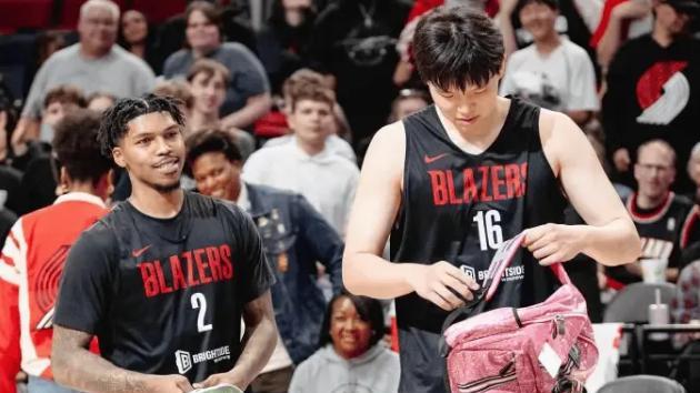 杨瀚森开心背起小书包，为他欢呼吧：杨瀚森终于开启NBA生涯！