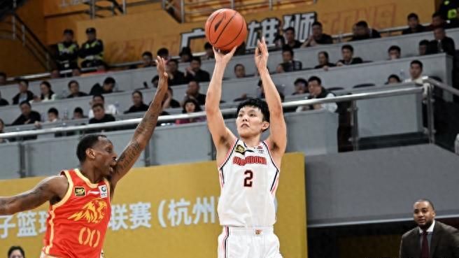 CBA公布大罚单，广东与广厦再战，杜锋的两大意外之喜是什么？